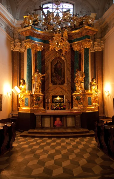 Utsmyckade katolska altaret — Stockfoto