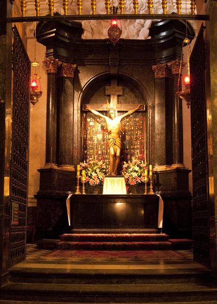 Sierlijke katholieke altaar — Stockfoto