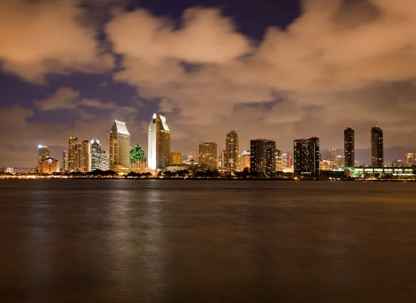 Nubes naranjas reflejan luz de San Diego Skyline — Foto de Stock