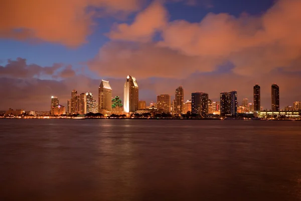 Oranje wolken reflecteren licht van san diego skyline — Stockfoto
