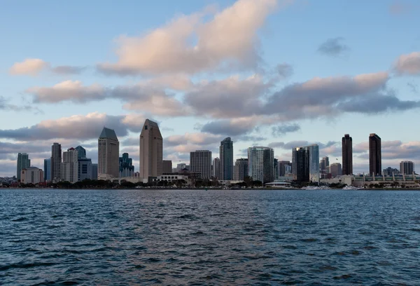 Nuages orange réfléchissent la lumière de San Diego Skyline — Photo