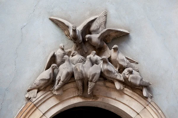 Doves above archway — Stock Photo, Image