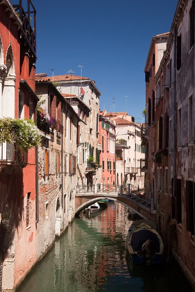 Venedik kanalda arka sokak — Stok fotoğraf