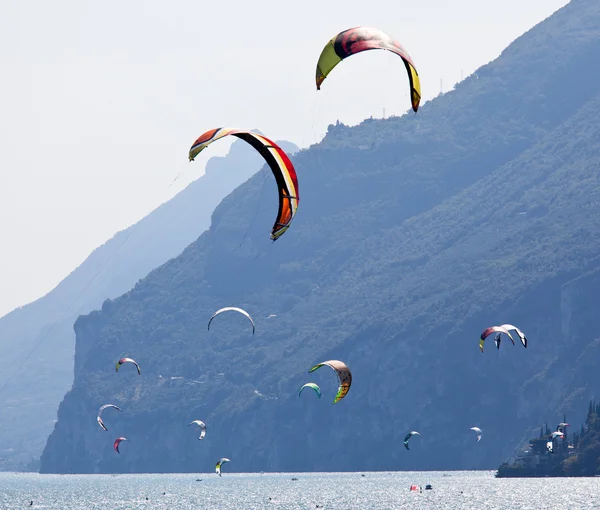 加尔达湖上 parasurfing — 图库照片