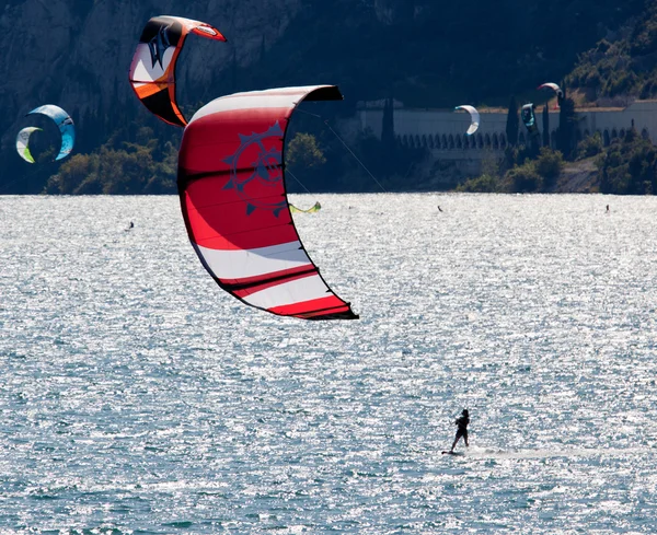 A garda-tó parasurfing — Stock Fotó