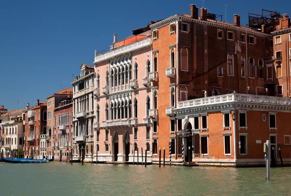Старое здание в Венеции — стоковое фото
