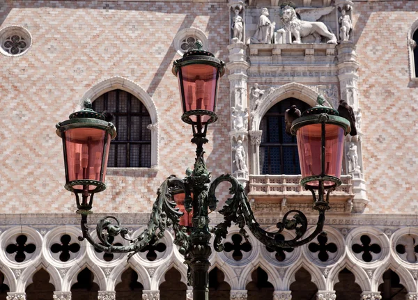 Украшенная лампа возле Дворца дожей — стоковое фото