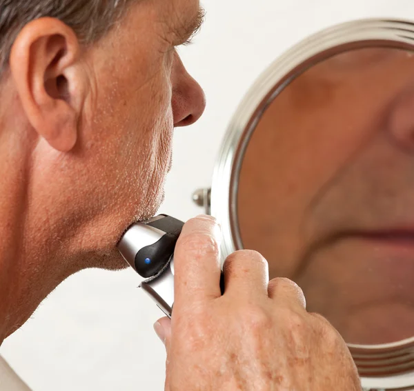 Senioren rasieren sich — Stockfoto