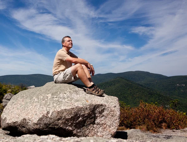 Hiker overlooking Shenandoah valley — Stock Photo, Image