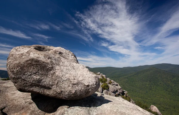 Pedras grandes e equilibradas — Fotografia de Stock