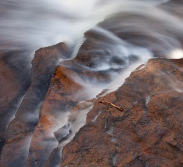 川に落ちた小枝 — ストック写真