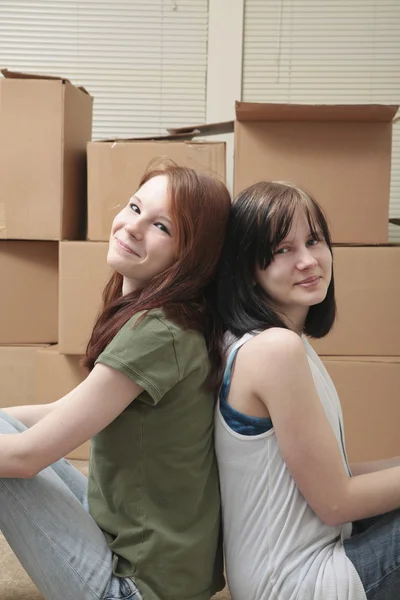 Tonåring systrar flyttar — Stockfoto