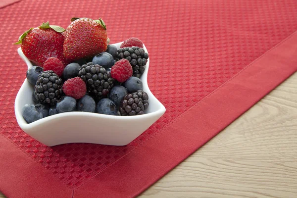 테이블에 그릇에 딸기 — 스톡 사진