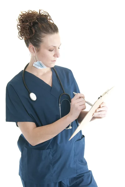 Медсестра пишет на планшете — стоковое фото