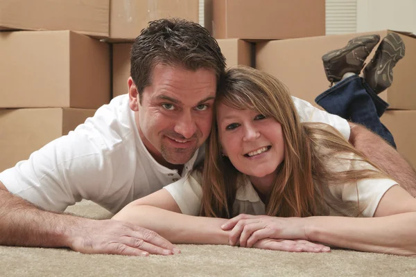 Couple moving in — Stock Photo, Image