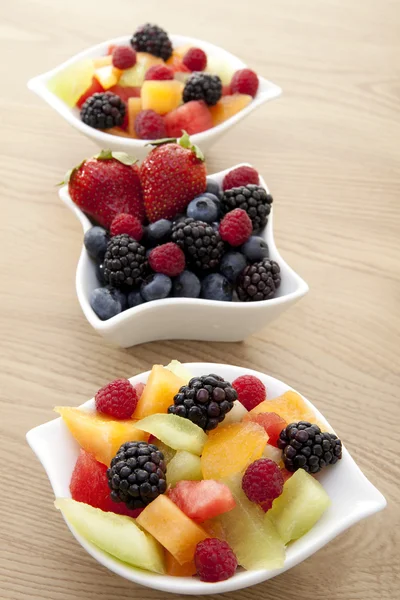 Ягоды и фрукты в мисках — стоковое фото