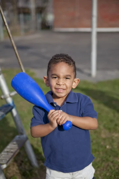 Multi-raciale jongen in het park — Stockfoto