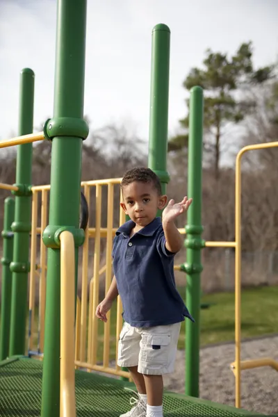 Multiraciale jongen op de speelplaats — Stockfoto