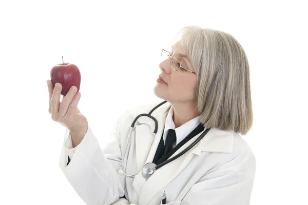 Ώριμη γυναίκα γιατρό κρατώντας ένα μήλο — Φωτογραφία Αρχείου