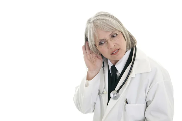 Reife Ärztin hört zu — Stockfoto