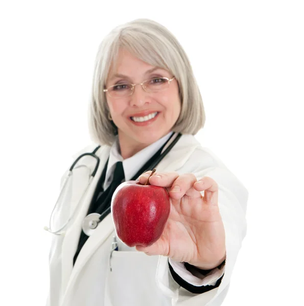 Maturo medico femminile in possesso di una mela — Foto Stock