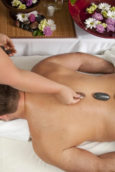 Massage mit heißen Steinen — Stockfoto
