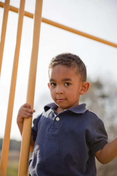 Multi-rasový chlapec v parku — Stock fotografie