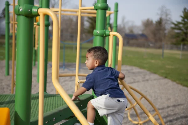 Rapaz multi-racial no parque — Fotografia de Stock