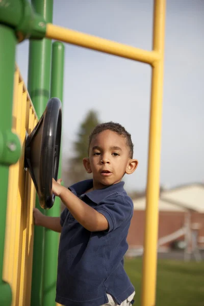 Multi-rasový chlapec v parku — Stock fotografie