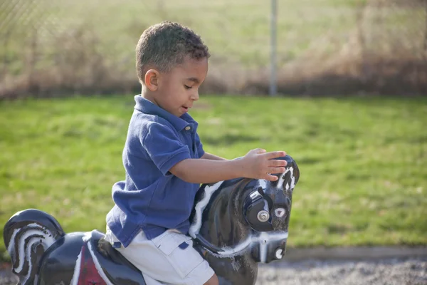 Rapaz multi-racial no parque — Fotografia de Stock