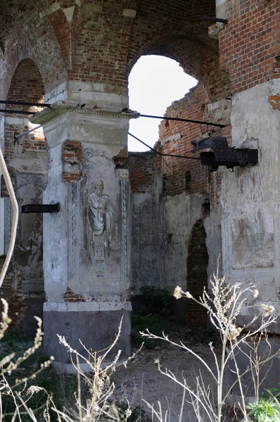 Dans une église abandonnée — Photo