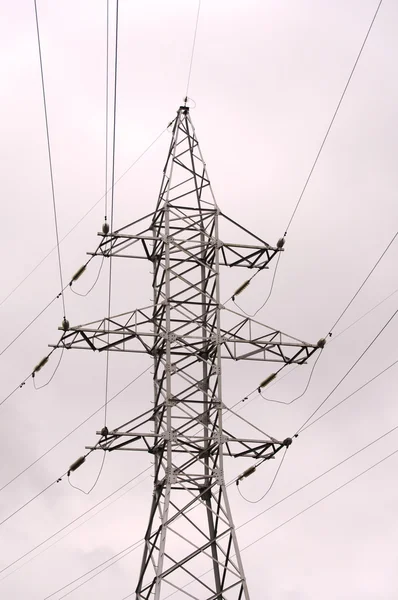 Electric main against the backdrop of an overcast sky — Stock Photo, Image