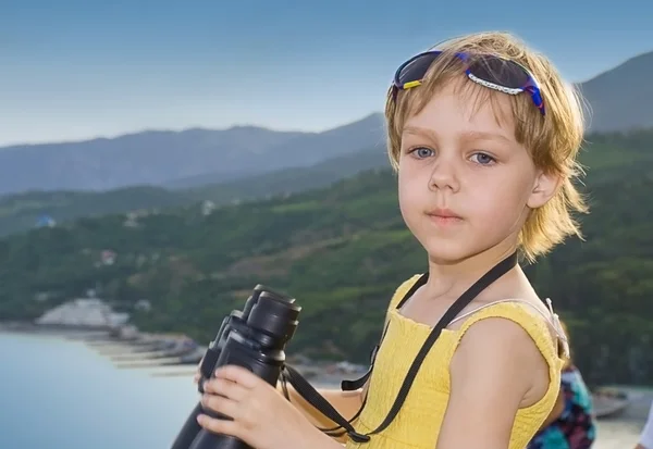 Ребенок с биноклем — стоковое фото
