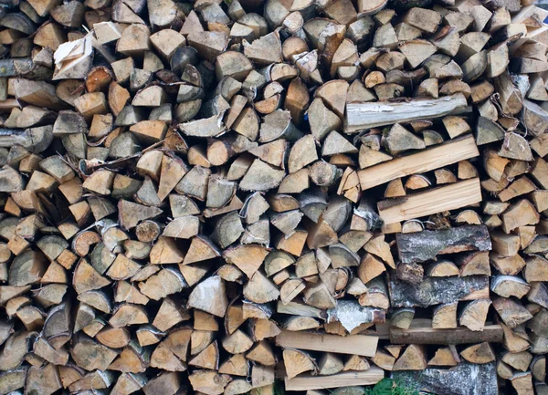 Gestapelte Holzscheite — Stockfoto