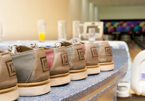 Paren van bowlingschoenen opgesteld in schoen rek Stockfoto