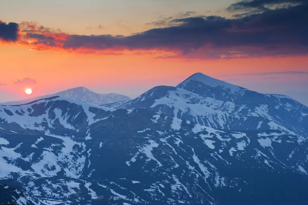 O pôr-do-sol está nas montanhas — Fotografia de Stock