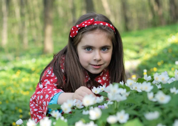 Dívka v květech — Stock fotografie