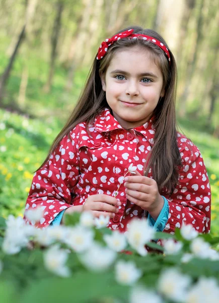 Dziewczyna w kwiaty — Zdjęcie stockowe