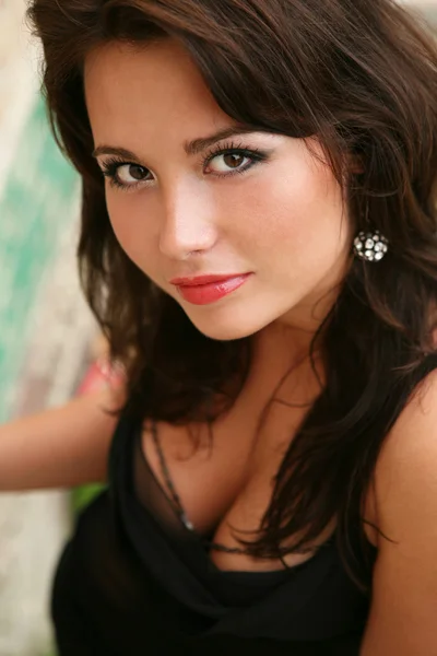 Portret brunette vrouwelijke sensuele model. — Stockfoto