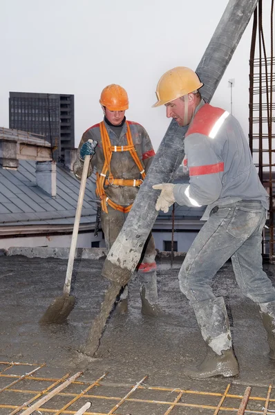 Builders pouring concrete into form — Stock Photo, Image