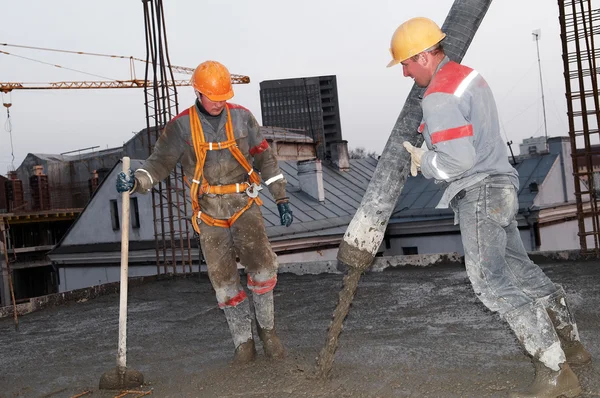 Construtores derramando concreto em forma — Fotografia de Stock