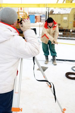 inşaat sahasında Surveyor işçi