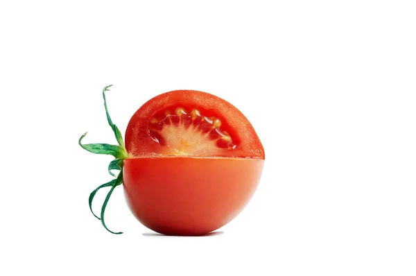 Красный лежащий помидор с половинкой — стоковое фото