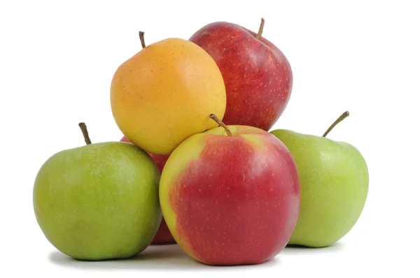 Gruppe der Äpfel isoliert — Stockfoto