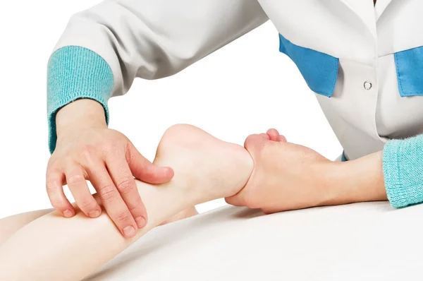 Massagista massageando uma perna de criança — Fotografia de Stock