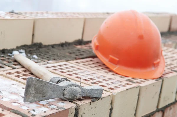 Kőműves szükséges építőipari berendezések — Stock Fotó