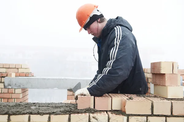 Cegły warstwy pracownik konstruktora mason — Zdjęcie stockowe