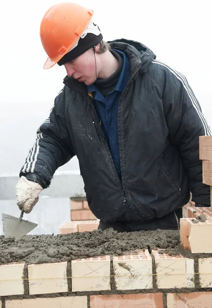 Cegły warstwy pracownik konstruktora mason — Zdjęcie stockowe