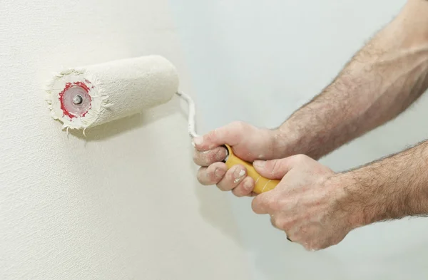 Trabalhador pintor mão com rolo — Fotografia de Stock