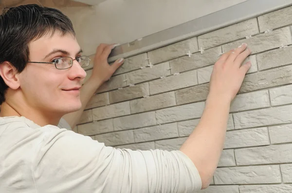 Trabajador tiler en el trabajo de decoración de la pared —  Fotos de Stock
